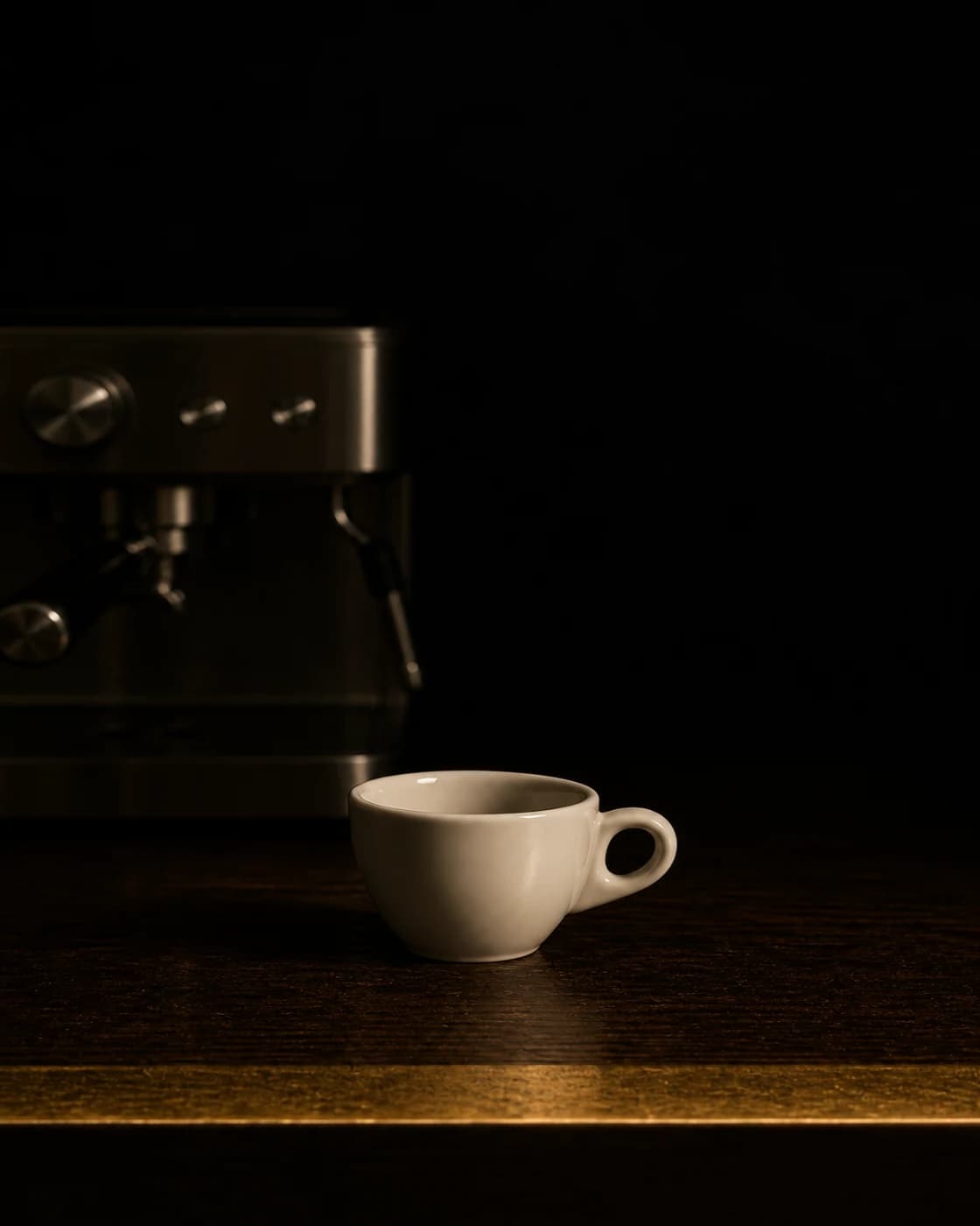 Brew and cool the espresso stage with compact espresso maker with a small cup